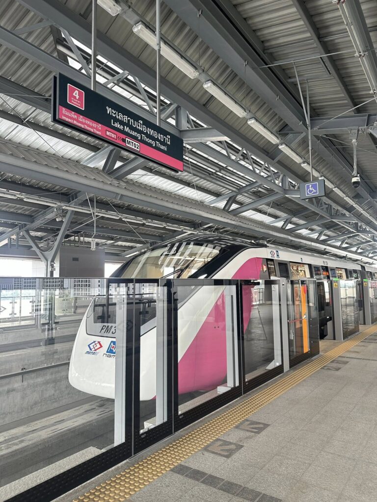 ทดลองนั่งรถไฟฟ้าสายสีชมพูส่วนต่อขยายฟรี - 01