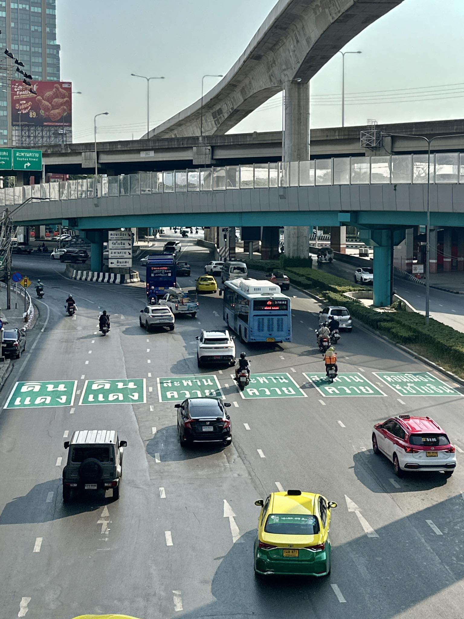 ห้าแยกลาดพร้าวทาสีบอกทางบนถนนแล้ว