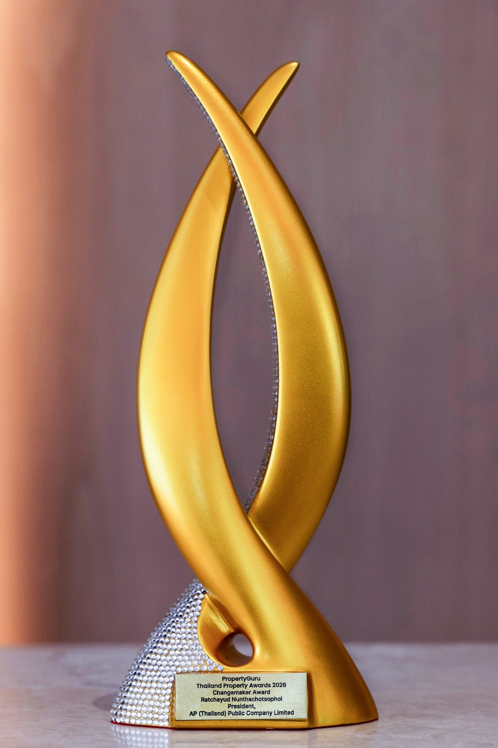 จากบางกอกพีอาร์ -- เอพี ไทยแลนด์ คว้า 14 รางวัลสูงสุดและมากที่สุดจาก PropertyGuru Thailand Property Awards 2026 พร้อมไฮไลต์สำคัญ นายรัชต์ชยุตม์ นันทโชติโสภณ ประธานฝ่ายบริหาร รับรางวัล Changemaker Award คนแรกในไทย - 3 AP Property GURU