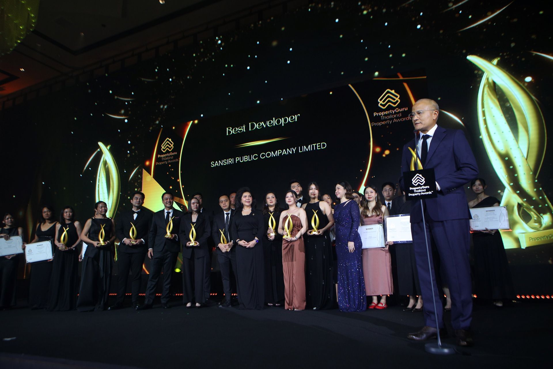 แสนสิริ ข่าวประชาสัมพันธ์ --- “แสนสิริ” คว้ารางวัลใหญ่สุด “BEST DEVELOPER” หนึ่งเดียวในไทย จาก PropertyGuru Thailand Property Awards 2026 ตอกย้ำผู้นำอสังหาฯ ของประเทศ และแบรนด์ขวัญใจมหาชน - Sansiri - Property Guru Award 2026_3 Best Developer