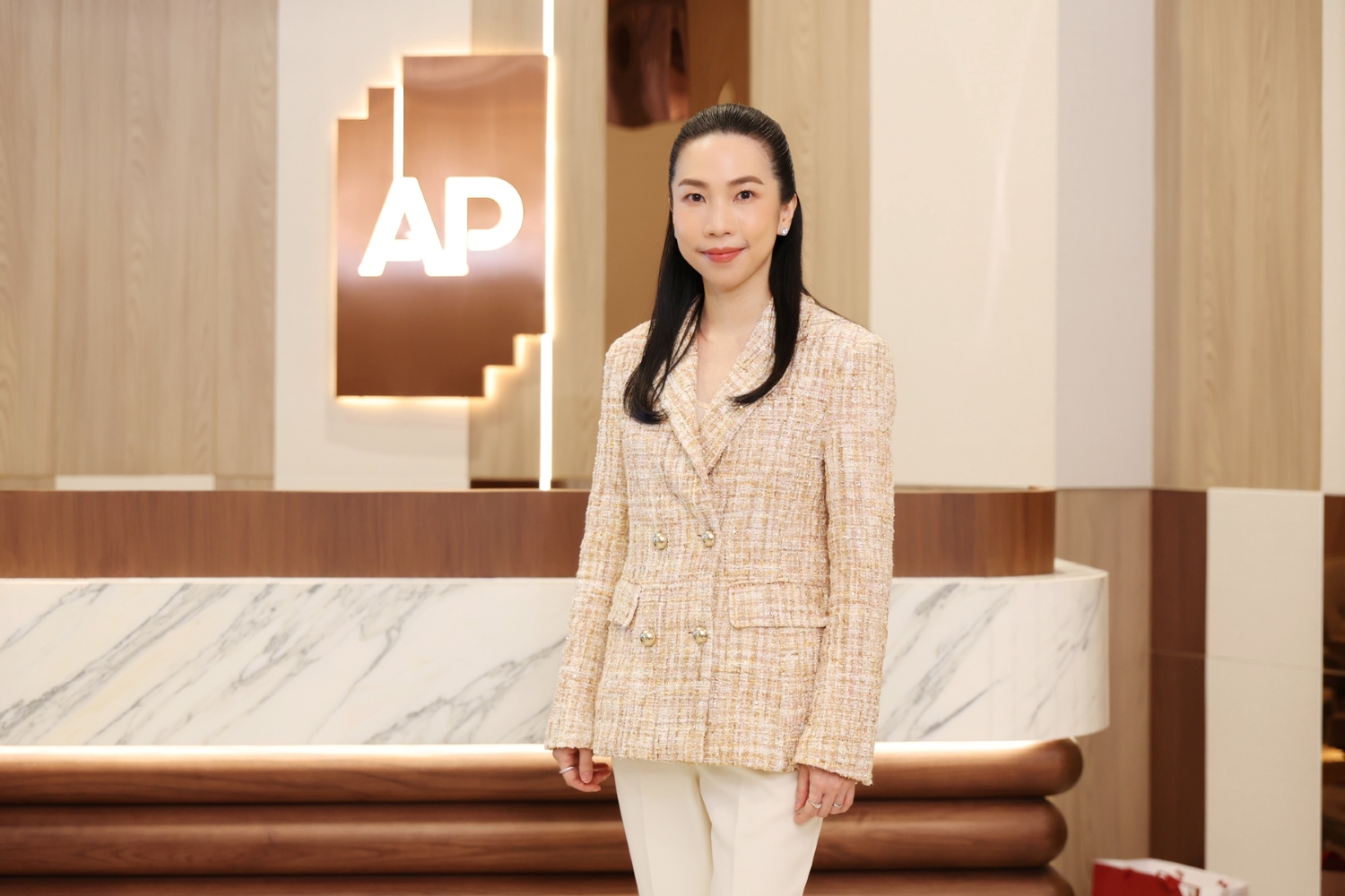 นางสาวนิยมาพร โต๊ะสงวนพันธ์ Executive Vice President สายงานธุรกิจคอนโดมิเนียม บมจ. เอพี ไทยแลนด์