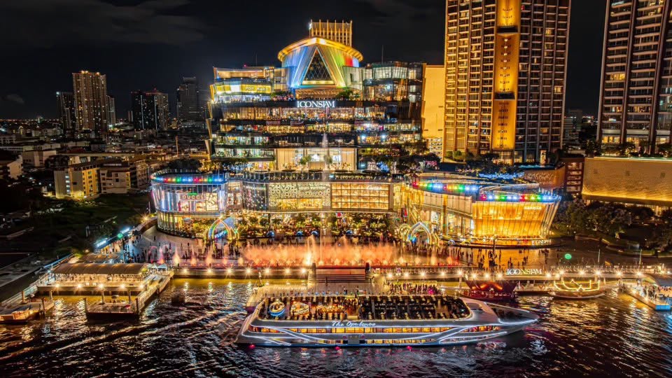 แสงสีขนาดนี้ ICONSIAM ที่เดียวเท่านั้น