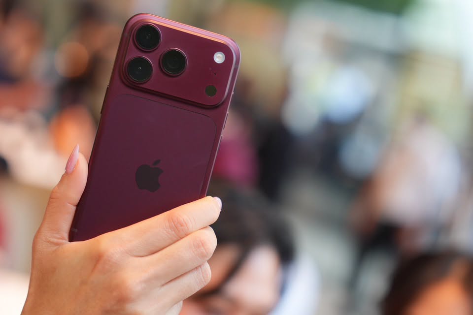iPhone 18 - Burgundy