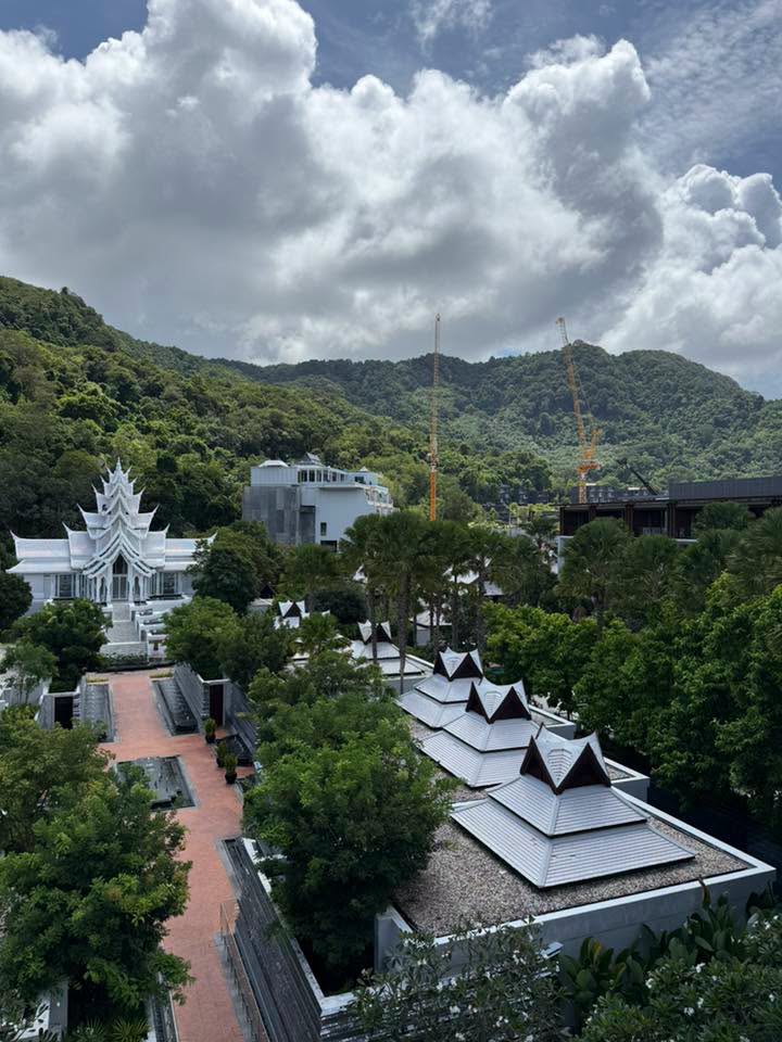 The Residences at InterContinental Phuket Resort - ส่วนของคอนโดจะอยู่ถัดขึ้นไปบนเนินเขาฝั่งขวามือ อยู่ติดกับส่วนต่อขยายของโรงแรมที่กำลังสร้างครับ