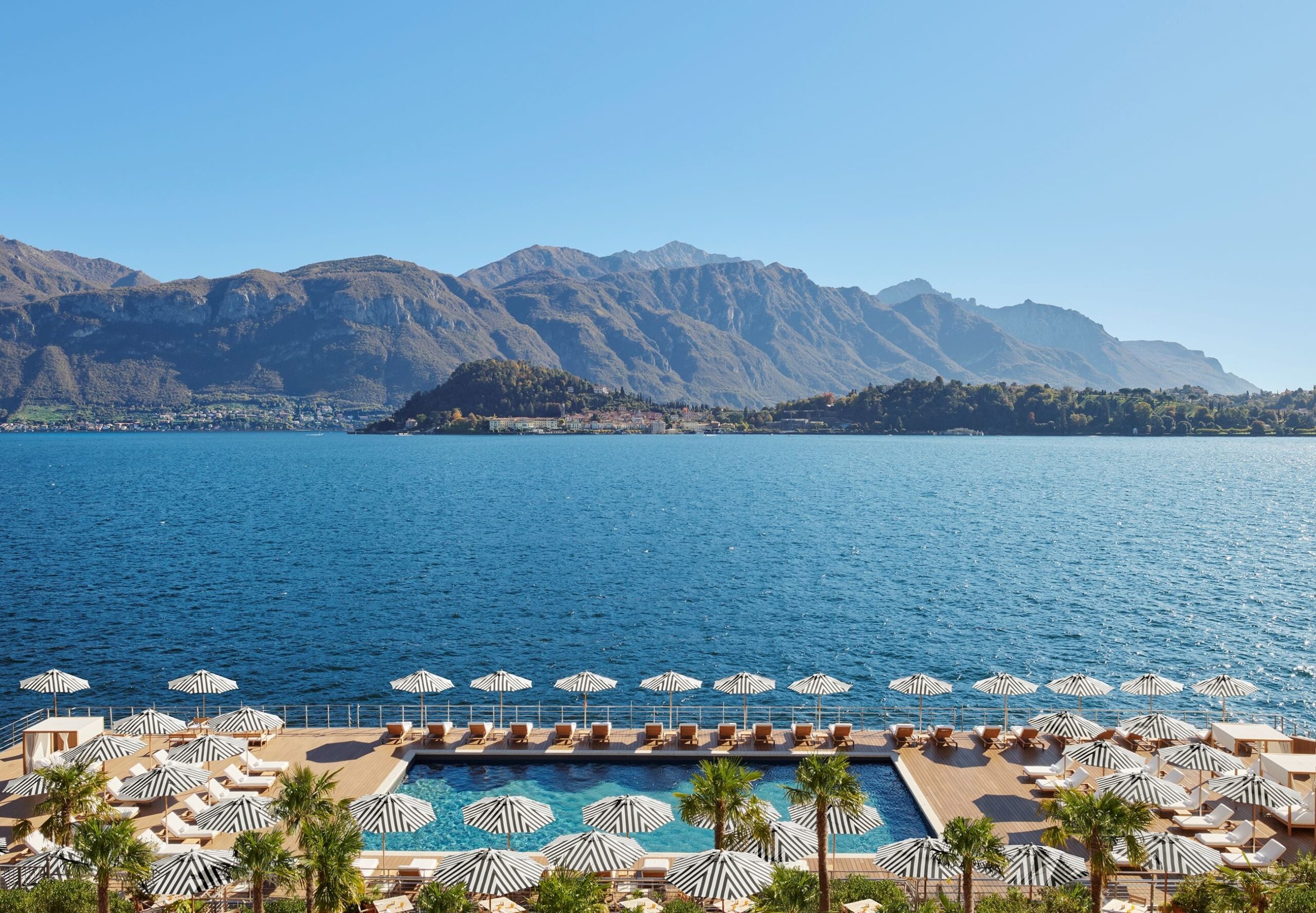 สระว่ายน้ำลอยน้ำ The Lake Como EDITION Floating pool on lake