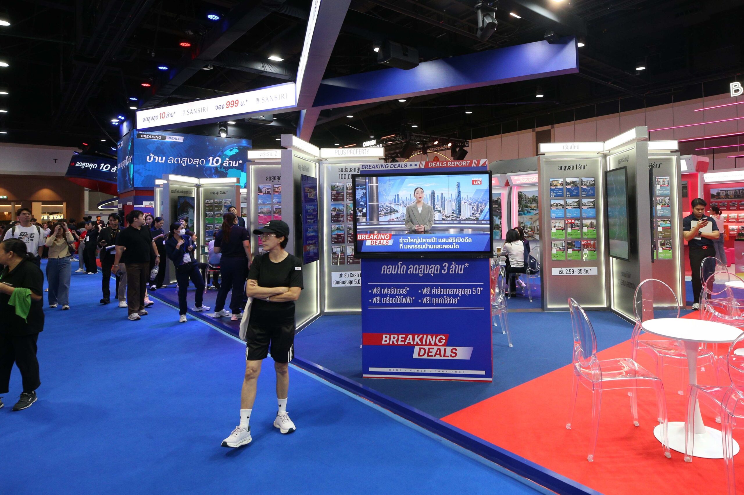 บรรยากาศผู้สนใจเข้าร่วมชมโครงการที่บูธแสนสิริ