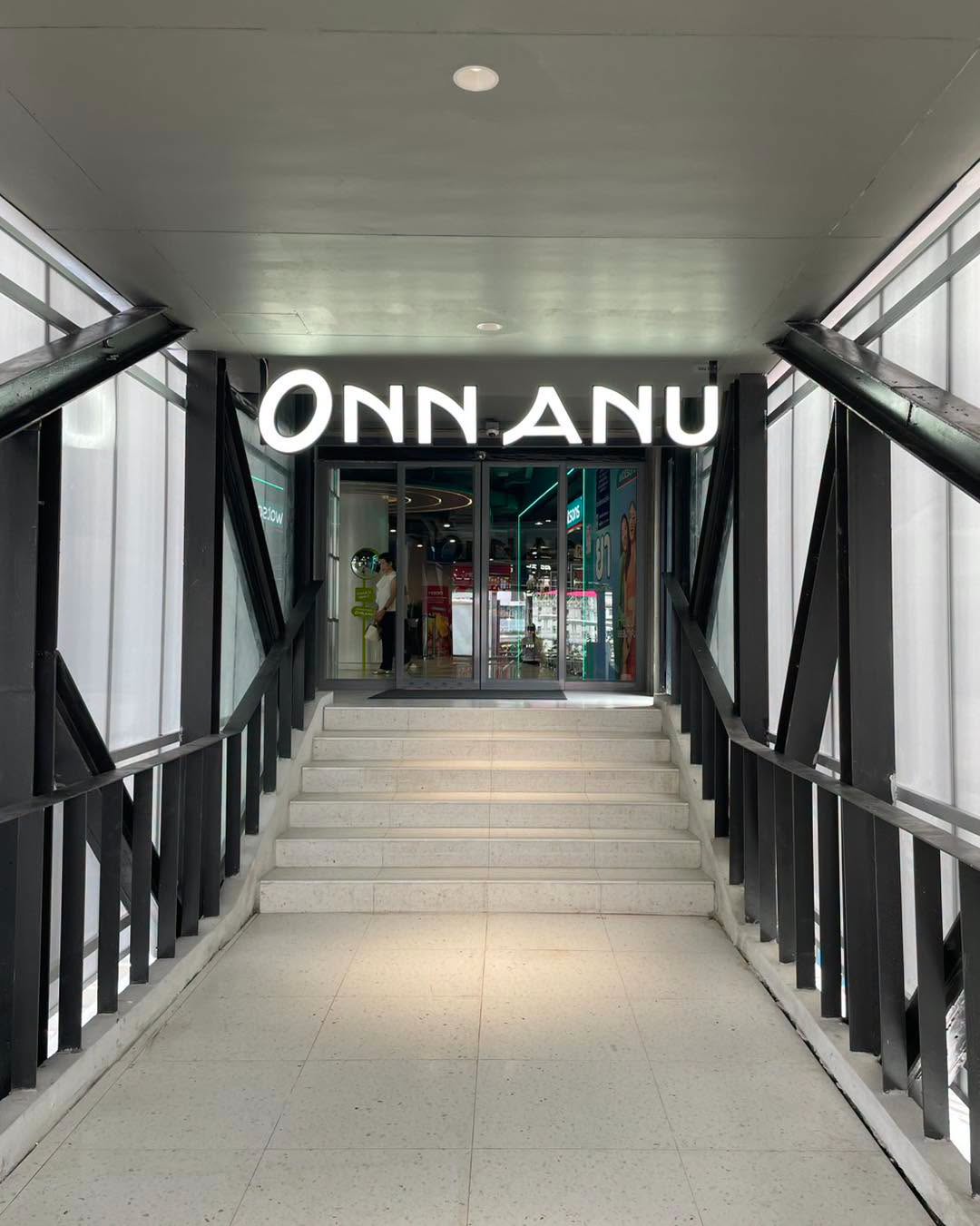 ทางเข้า Skywalk Onn Anu