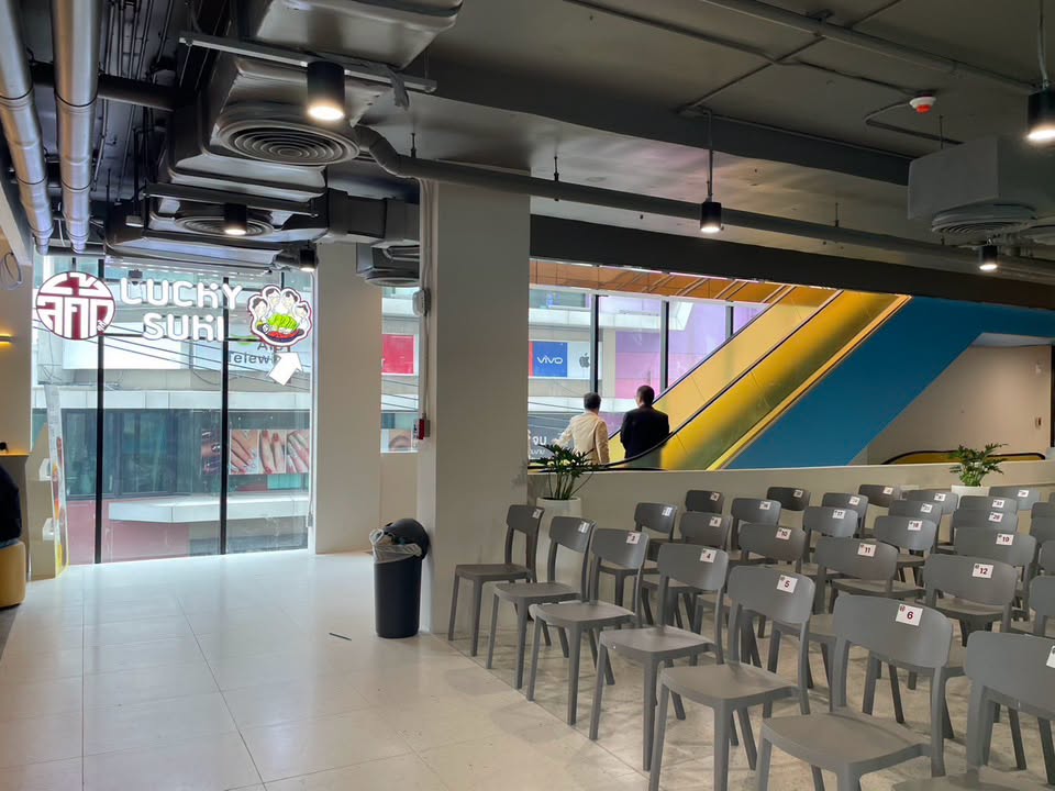 ร้านอยู่ชั้น 3 นะ แต่ต้องวางเก้าอี้เผื่อลงมาชั้นล่างเลย