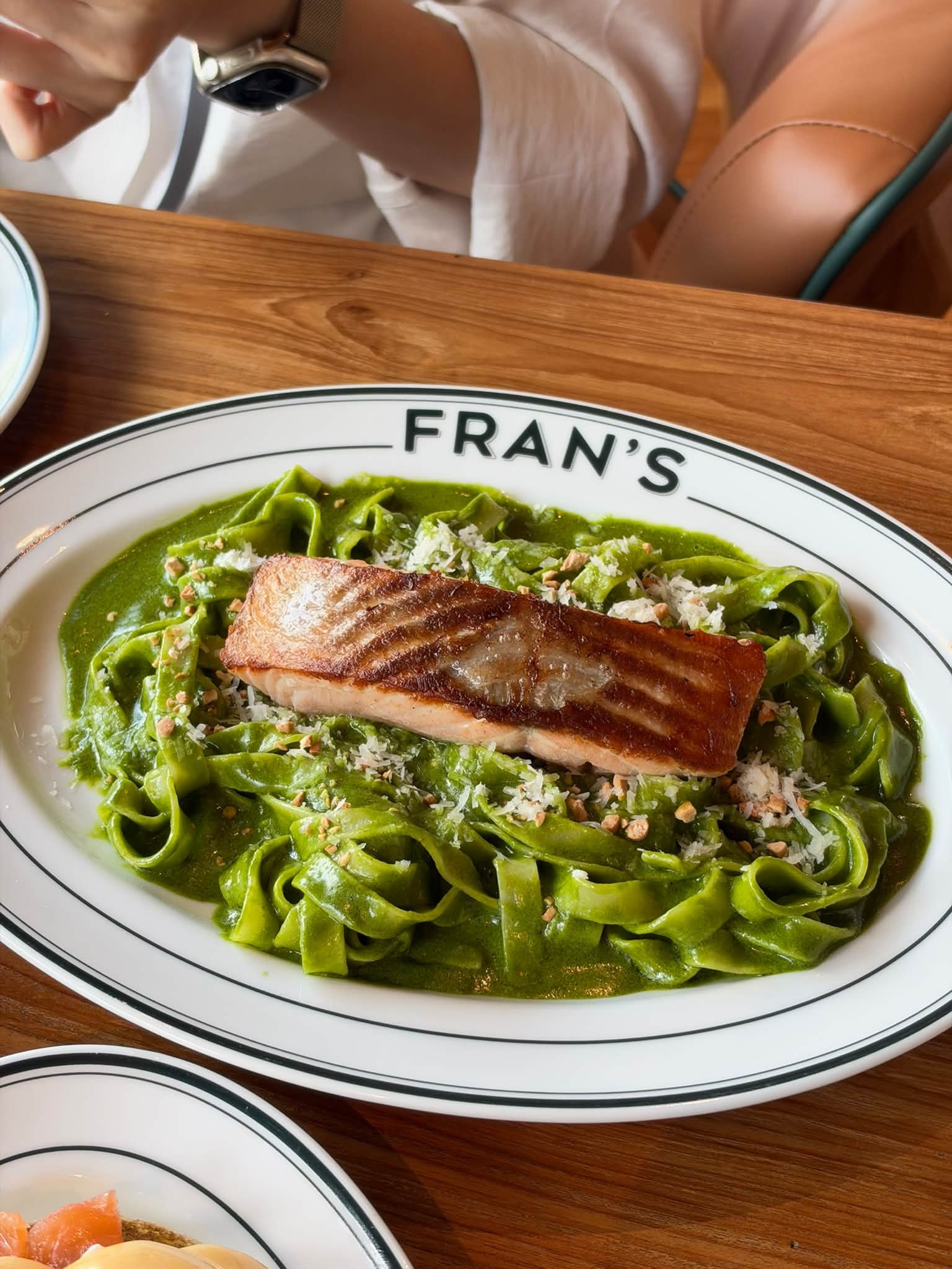Fran's Phuket ร้าน Pet Friendly บริการดีมาก